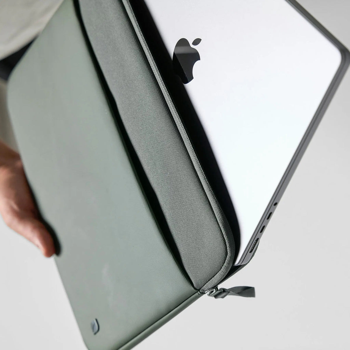 Incase A.R.C. Sleeve for 14-inch Laptop